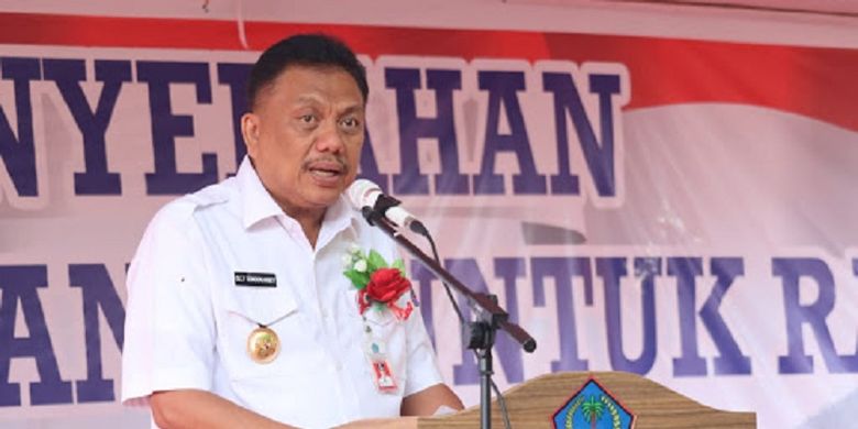 Gubernur Sulawesi Utara Olly Dondokambey saat memberikan kata sambutan dalam acara penyerahkan 1.313 sertifikat tanah Program Pendaftaran Tanah Sistematis Lengkap (PTSL) kepada masyarakat kota Likupang, Kabupaten Minahasa Utara (Minut), Rabu (13/2/2019).