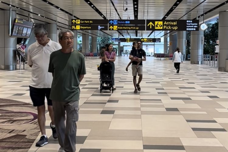 Sejumlah warga tak memakai masker saat berada di dalam kawasan Bandara Changi, Singapura, Senin (19/09/2022).
