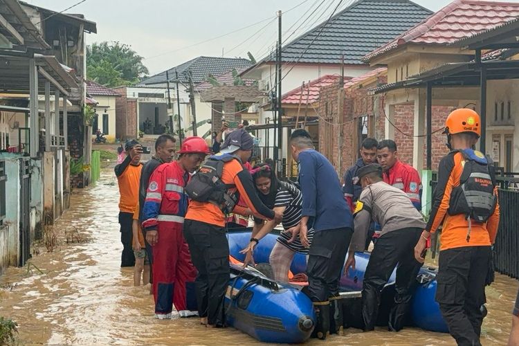Tim Gabungan Basarnas Jambi Evakuasi 2 Warga Akibat Banjir, 1 Orang Hamil