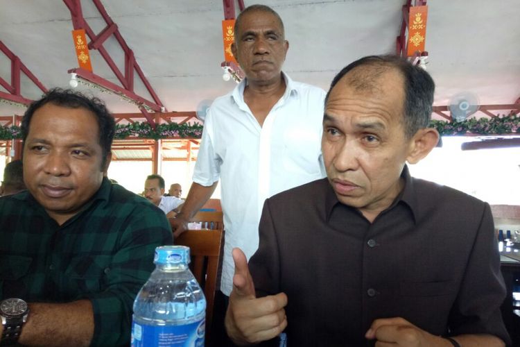 Calon petahana Gubernur Maluku, Said Assagaff saat memberikan keterangan kepada wartawan, Rabu (5/7/2017).