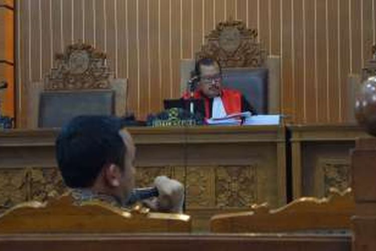 Penyidik KPK, Ardian, dihadirkan sebagai saksi dalam sidang praperadilan yang diajukan mantan Ketua DPD Irman Gusman di Pengadilan Negeri Jakarta Selatan, Jumat (28/10/2016).