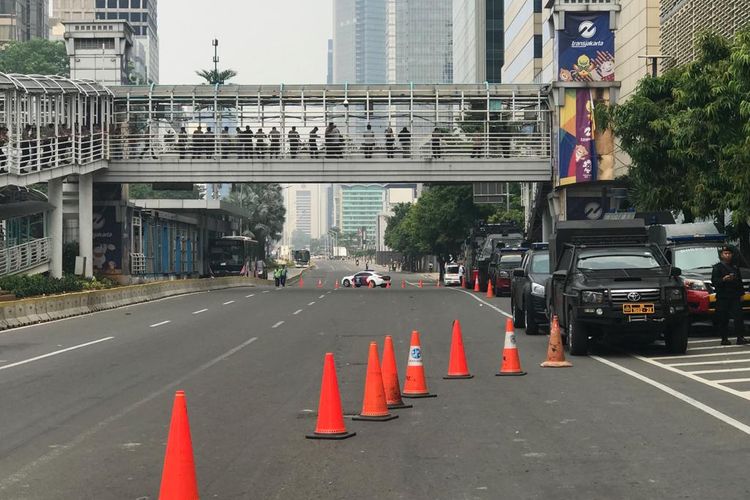 Ruas jalan di depan Gedung Badan Pengawas Pemilu (Bawaslu), Jalan M. H. Thamrin, Jakarta Pusat, Selasa (21/5/2019) mulai ditutup oleh anggota kepolisian.