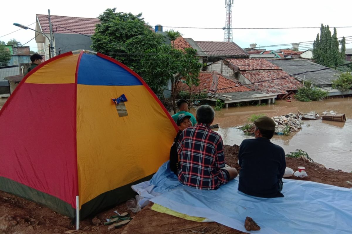 Beberapa warga Kelurahan Cipinang Melayu, Kecamatan Makasar mendirikan tenda dekat lokasi banjir tidak hanya sebagai antisipasi bagi para ibu yang memiliki anak untuk beristirahat, namun juga bagi para bapak-bapak yang ingin istirahat seusai membantu tim SAR, Jakarta, Selasa (25/2/2020).