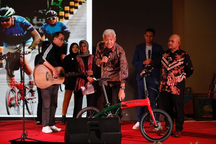 Gubernur Jawa Tengah, Ganjar Pranowo melelang sepeda kesayangannya di Kawasan Monas, Jakarta, Rabu (25/1/2023).