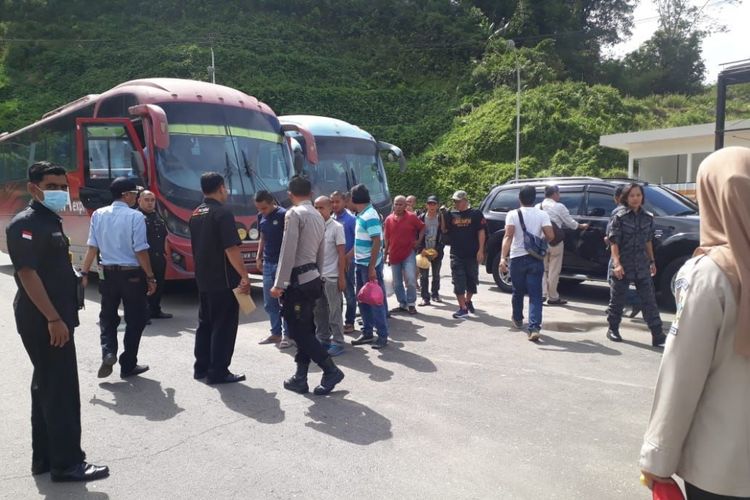Para TKI yang dideportasi dari Malaysia saat tiba di perbatasan Entikong, Kabupaten Sanggau, Kalimantan Barat (27/5/2018)