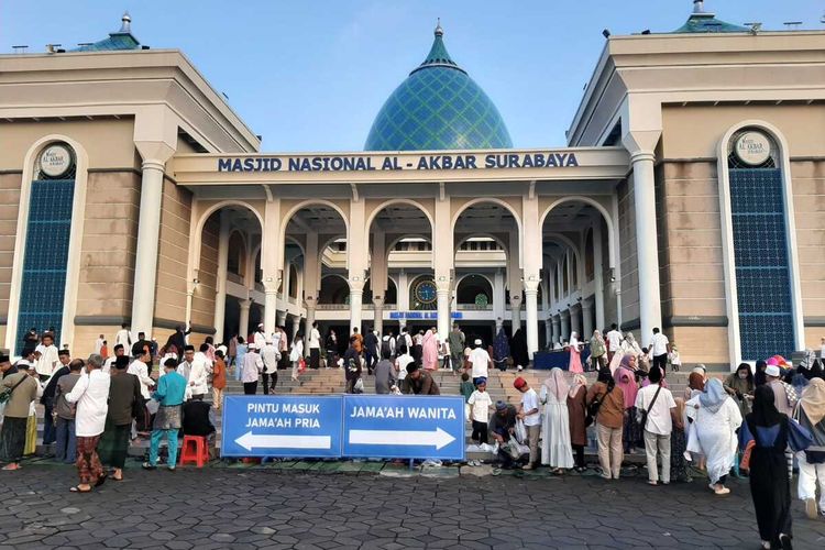 Warga memadati Masjid Nasional Al-Akbar Surabaya untuk Salat Idul Fitri 1444 H, Sabtu (22/4/2023).