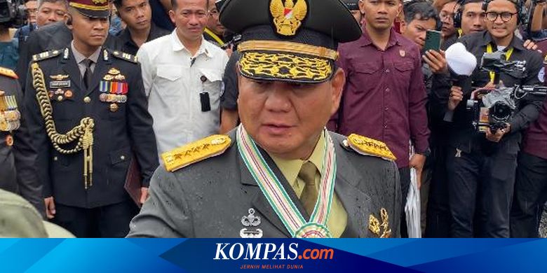 Sambil Pegang Bintang 4 di Pundaknya, Prabowo: Kayaknya Berat Ya...