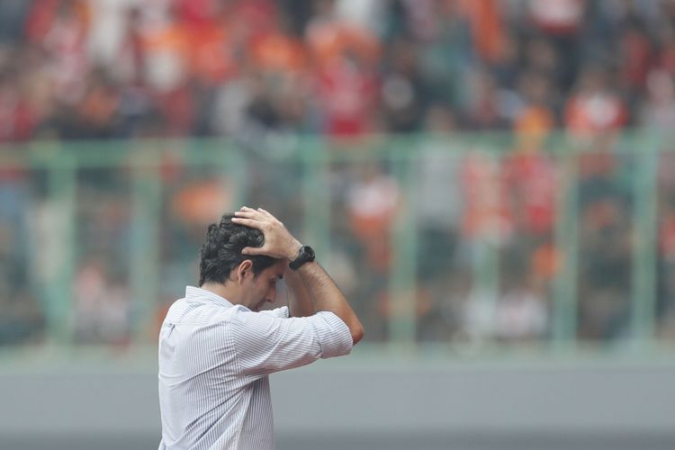 Pelatih Persija Jakarta, Stefano Cugurra Teco, menunjukkan ekspresi kecewa saat timnya ditahan 1-1 oleh Mitra Kukar pada partai lanjutan Liga 1 di Stadion Patriot, Minggu (14/5/2017.