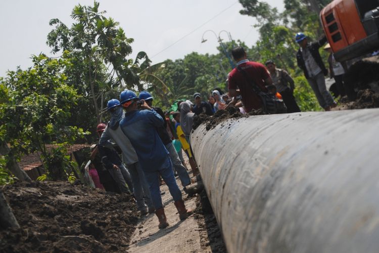 Sejumlah warga yang mayoritas ibu rumah tangga menggelar aksi unjuk rasa di lokasi proyek pipa gas di Desa Mlilir, Kecamatan Gubug, Kabupaten Grobogan, ?Jumat (3/11/2017).?