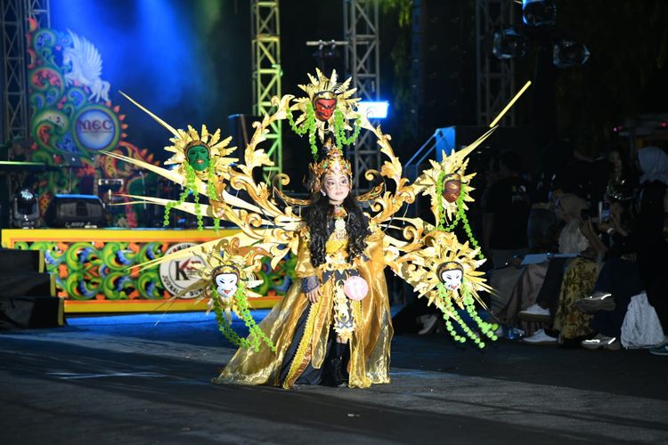 Salah satu peserta karnaval bertema topeng pada gelaran Madura Ethnic Carnival 2025. 