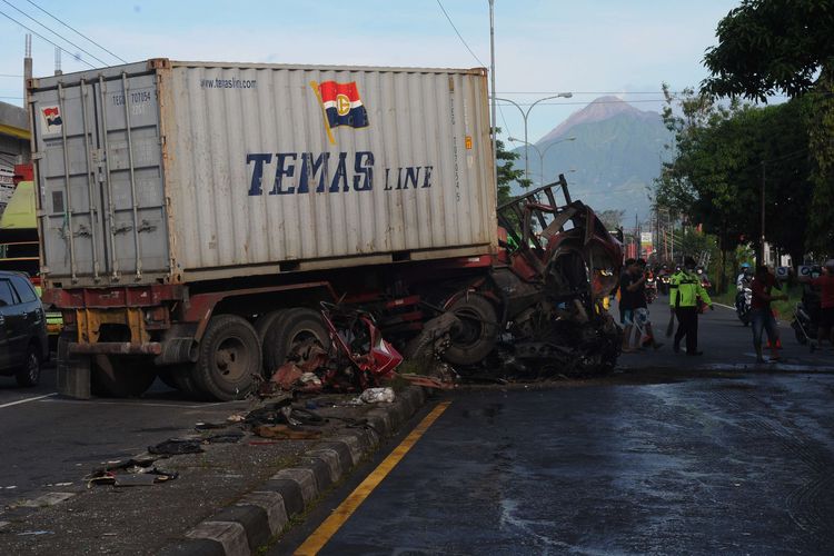 Petugas dibantu warga membersihkan serpihan truk trailer yang mengalami kecelakaan di Jalan Semarang-Solo, Boyolali, Jawa Tengah, Selasa (17/5/2022). Berdasarkan data Satlantas Polres Boyolali, dalam peristiwa kecelakaan yang melibatkan dua truk trailer tersebut mengakibatkan dua orang meninggal dan dua orang luka ringan.