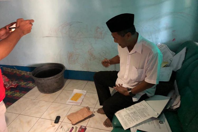 tersangka YH (60) saat digerbek satuan reserse narkoba Polres Lombok Tengah