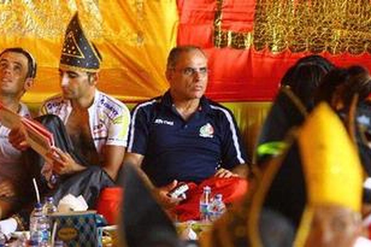 Peserta Tour de Singkarak 2011 beristirahat di dalam rumah gadang Istano Basa Pagaruyung, seusai menjalani etape 6A dari Sawahlunto menuju Istano Basa Pagaruyung, Sumatera Barat, Sabtu (11/6/2011). Mereka beserta tamu undangan duduk bersama untuk menikmati aneka makanan, seperti ayam goreng, rendang, kurma masak kari, dan kue lapek piramid.  