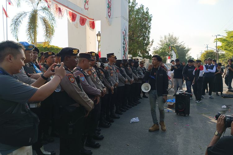 Khawatir RUU KUHAP Disahkan, Mahasiswa Palangka Raya Demo di Kantor DPRD