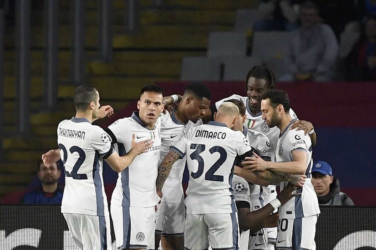 Para pemain Inter Milan merayakan gol pertama bagi tim mereka selama pertandingan leg pertama semifinal Liga Champions UEFA antara FC Barcelona dan Inter Milan di Estadi Olimpic Lluis Companys di Barcelona pada tanggal 30 April 2025.