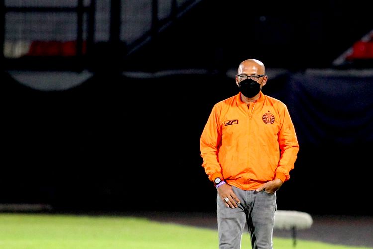 Pelatih Persija Jakarta Sudirman saat pertandingan laga tunda pekan 24 Liga 1 2021-2022 melawan Madura united yang berakhir dengan skor 1-3 di Stadion Kapten I Wayan Dipta Gianyar, Kamis (17/3/2022) malam.