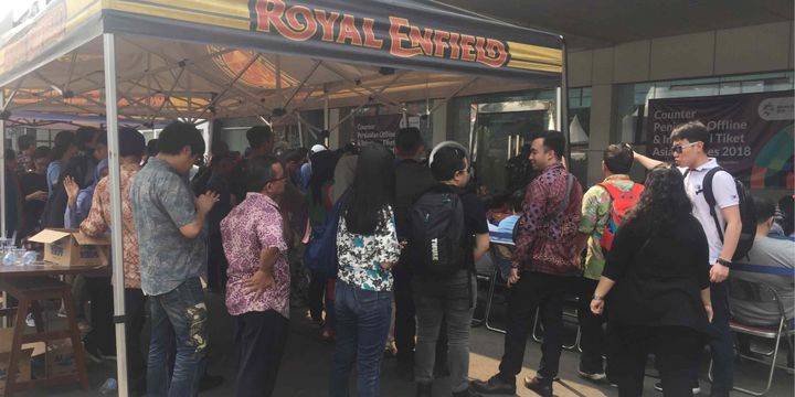 Sejumlah orang mengantre di kios penukaran dan pembelian tiket Asian Games yang dibuka oleh  kiosTix di Jalan Pejaten Barat No  5, Jakarta Selatan, Kamis (16/8/2018). 