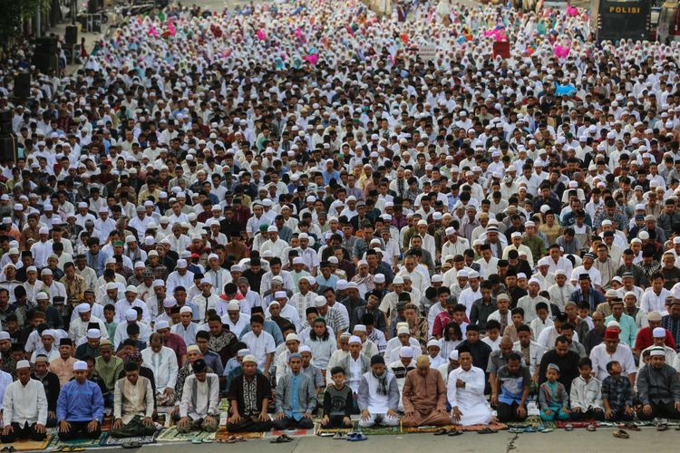 Umat Muslim melaksanakan Shalat Idul Fitri 1 Syawal 1439 Hijriah di Jatinegara, Jakarta Timur, Jumat (15/6/2018). Umat Islam merayakan Hari Raya Idul Fitri setelah sebulan lamanya menjalankan ibadah puasa pada bulan Ramadan.