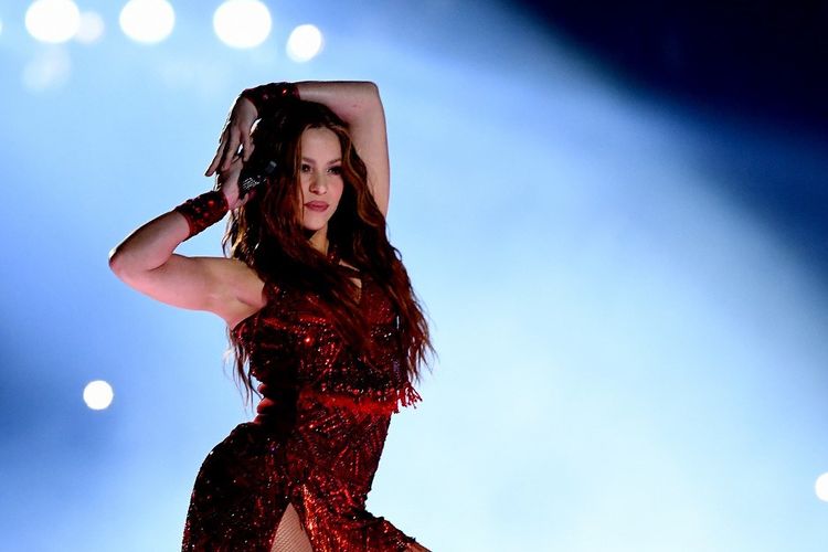Penyanyi asal Kolombia Shakira tampil di panggung pada Pepsi Super Bowl LIV Halftime Show di Hard Rock Stadium, Miami, Florida, pada 2 Februari 2020.