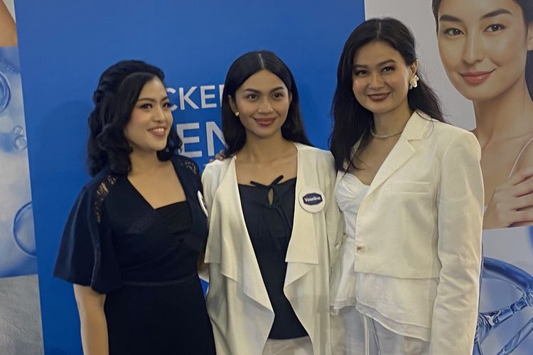 Melisa Caroline, Ariel Tatum, dan Renny Hadibuan dalam konferensi pers ?Gluta-Hya Beauty Clinic? bersama Vaseline dan SKIN+ Clinic di Mall Kota Kasablanka, Jakarta Selatan, Sabtu (26/4/2025).