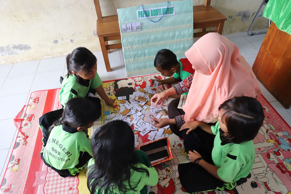 Guru-guru kelas awal di Malinau, menggunakan media sederhana untuk memicu meningkatnya keterampian literasi kelas awal. 