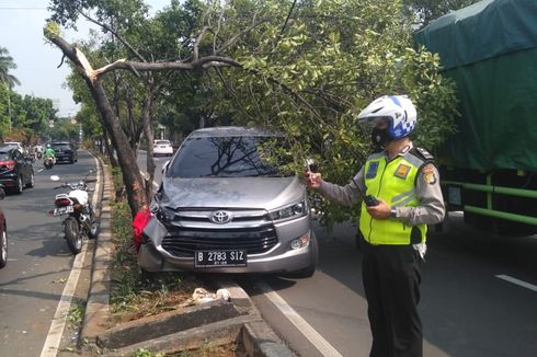 Mobil Pecah Ban di Matraman, Oleng lalu Tabrak Petugas Dinas Pertamanan