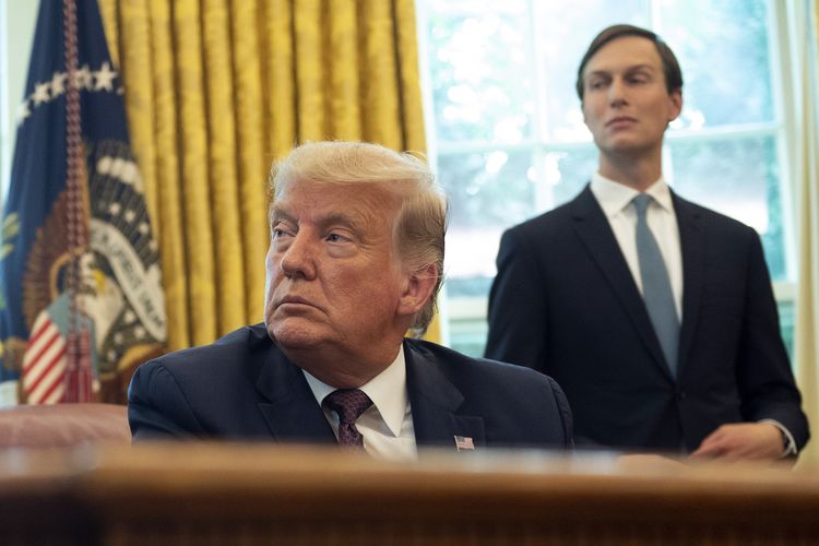 Presiden Amerika Serikat (AS) Donald Trump dan Penasihat Senior Kepresidenan sekaligus menantunya, Jared Kushner, saat berada di Ruang Oval, Gedung Putih, pada 11 September 2020.