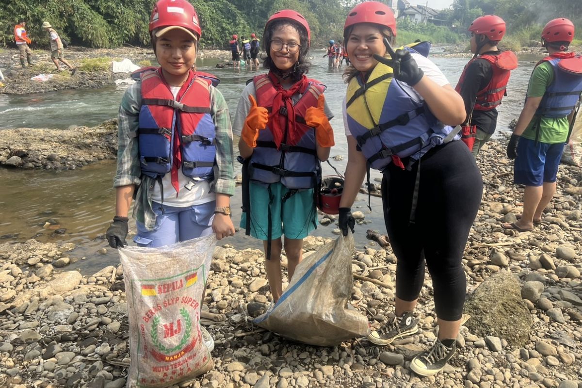 Antusiasme Warga Susuri Sungai Ciliwung Bogor untuk Pungut Sampah