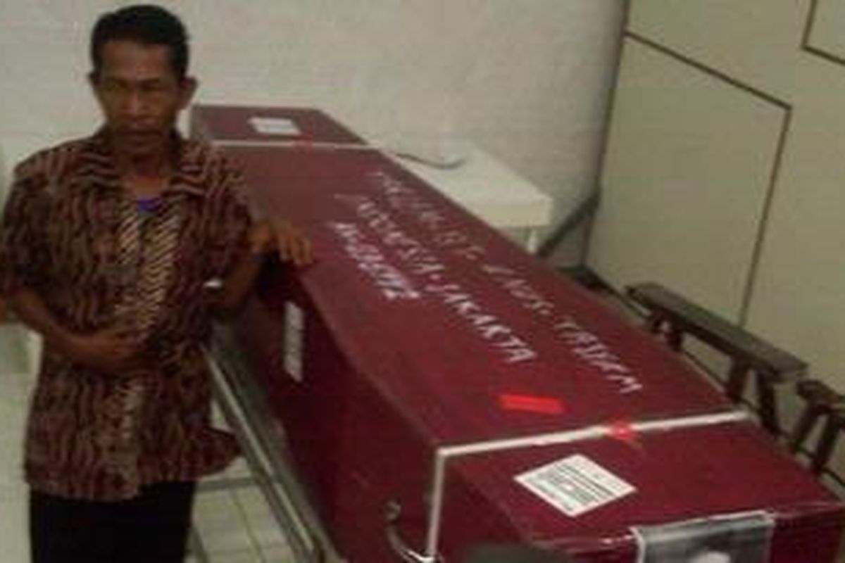 Awes bin Supriadi tampak sedih di samping peti jenasah istrinya Tarlem binti Unus Tajeum di Rumah Sakit Cipto Mangunkusumo, Minggu (8/1/2012). Tarlem meninggal dunia tanpa sebab yang jelas di Jordania, November tahun lalu.