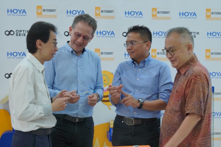 Alexandre Montague, Chief Executive Officer (CEO) HOYA Vision Care dan  Dodi Rukminto - Managing Director PT. Hoya Lens Indonesia  bersama Budy Buntaram dan Rudhy Buntaram - Director/Owner Optik Seis di Optik Seis, Mall Taman Anggrek, Jakarta, Jumat (9/6/2023).             