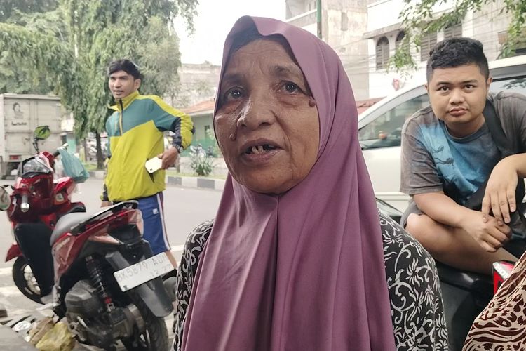 Sungai Deli Medan Meluap 2 Meter, Sejumlah Lansia dan Warga Menunggu Air Surut di Pinggir Jalan