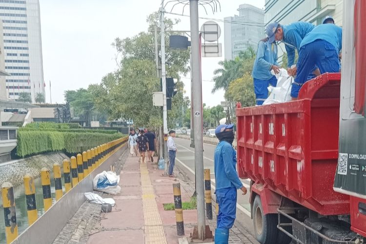 Ikan Sapu-sapu Kembali Diburu, Pemkot Keringkan Sungai Samping Plaza Indonesia Jumat Besok