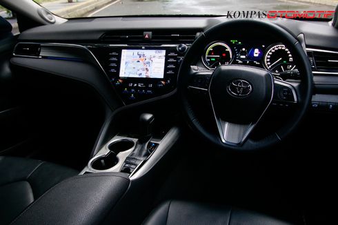 Menikmati Kenyamanan Kabin Toyota Camry Hybrid