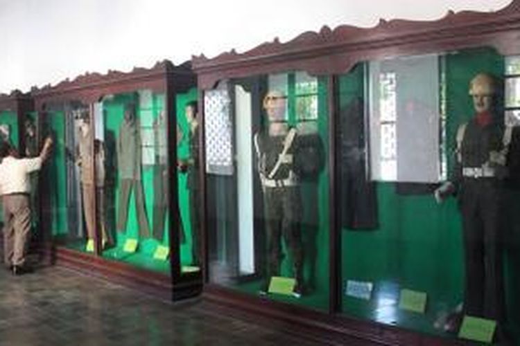 Pengunjung melihat seragam tentara dan pembela zaman dulu di Museum Perjuangan Mandala Bhakti, Semarang, Jawa Tengah.