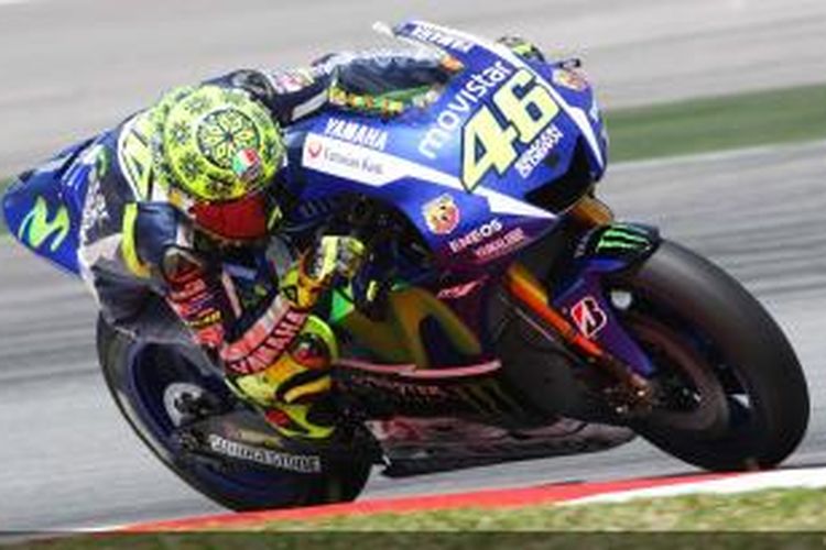 Pebalap Movistar Yamaha asal Italia, Valentino Rossi, memacu motornya di Sirkuit Sepang Malaysia, pada sesi uji coba MotoGP 2015, Kamis (5/2/2015).