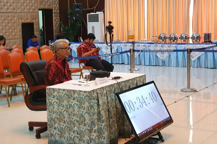 Calon hakim konstitusi Bernard L Tanya dalam seleksi wawancara calon hakim MK di Gedung Sekretariat Negara, Jakarta, Rabu (11/12/2019). 
