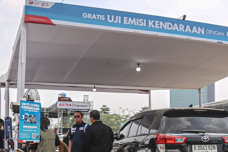Uji emisi gratis di parkiran GIIAS 2023 di ICE BSD, Kab Tangerang. 
