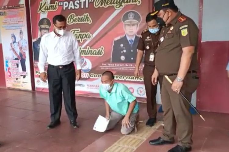 Fajar Irawan (30) bersujud usai keluar dari Lapas Kelas II A Pematangsiantar, Jalan Asahan Kecamatan Siantar, Kabupaten Simalungun, Kamis (7/10/2021).