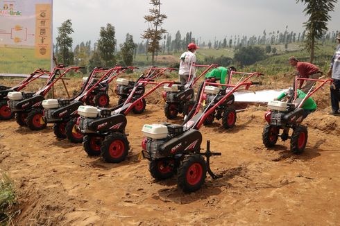 Maksimalkan Pertanian di Pidie, Kementan Hibahkan 10 Unit Hand Tractor