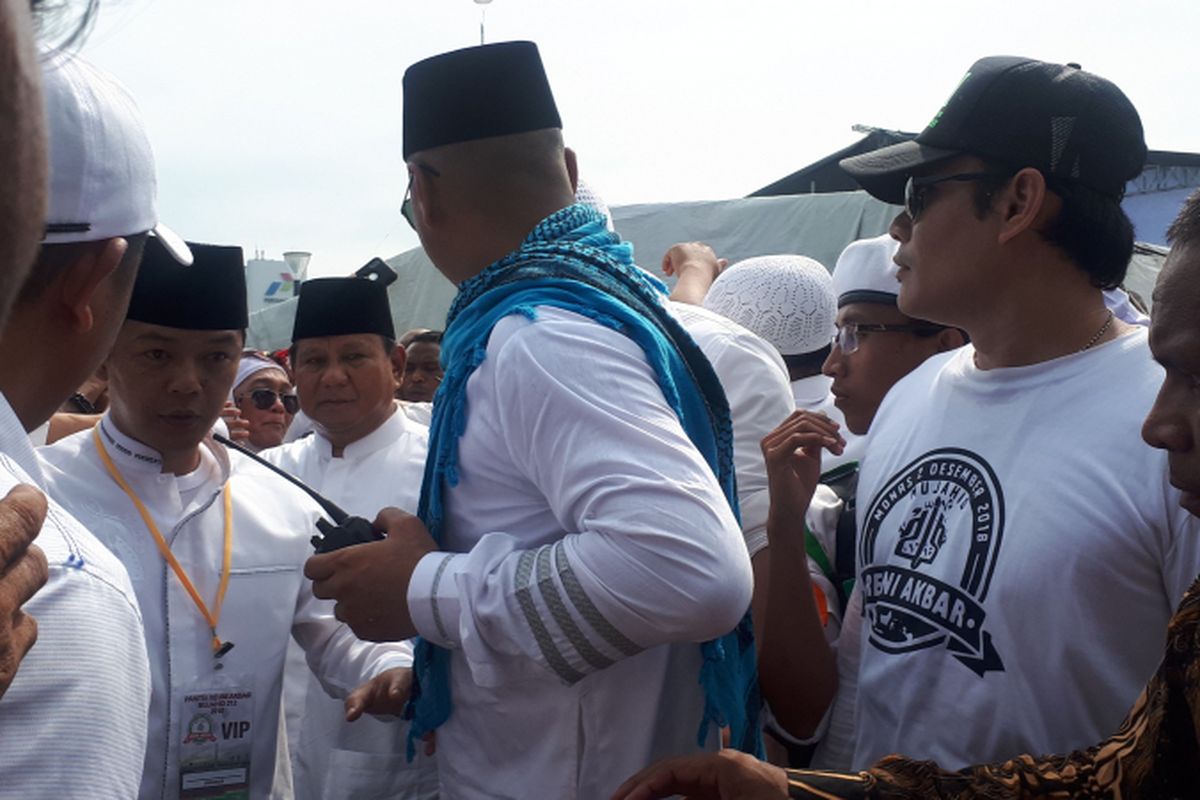 Prabowo Subianto saat meninggalkan acara reuni akbar 212 di kawasan Monumen Nasional, Minggu (2/12/2018).