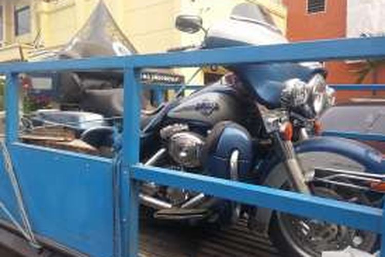 Motor Harley Davidson milik Dimas Kanjeng dilimpahkan ke Kejaksaan Tinggi Jawa Timur, Kamis (19/1/2017)