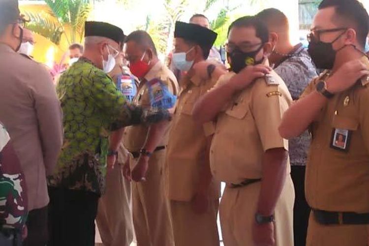 Bupati Bondowoso Salwa Arifin menyematkan ban lengan kepada Ketua Penanganan Covid-19 untuk lurah dan kepala desa, Kamis (18/3/2021). 