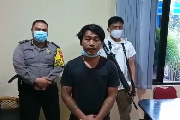 AS (32) menyampaikan permohonan maaf atas videonya yang tidak percaya Covid-19 dan menantang memegang mayat pasien Covid-19 di Polres Kuningan, Senin (21/6/2021).  Dia berjanji tidak mengulangi karena menimbulkan kegaduhan, keresahan dan menyakiti banyak pihak, terutama nakes. 