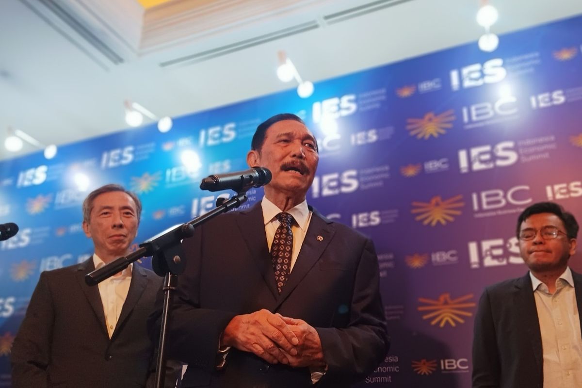 Ketua Dewan Ekonomi Nasional (DEN) Luhut Binsar Pandjaitan memberikan keterangan usai menghadiri acara Indonesia Economic Summit (IES) 2025 di Jakarta, Selasa (18/2/2025).