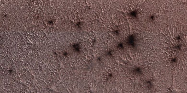 Pola hitam di permukaan planet merah, yang dijuluki sebagai laba-laba Mars.