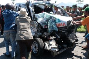 Adu Banteng di Temanggung, Ambulans Pembawa Jenazah Vs Bus Santoso