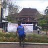 Pasang Spanduk 5 Tuntutan, Peserta Demo Ojol Mulai Berdatangan di Gedung DPRD Solo