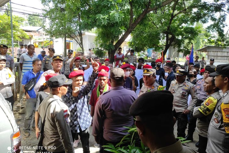 PMKRI Cabang Atambua, Belu, NTT menggelar aksi demo di Kantor Unit Pelaksana Teknis (UPT) Kesatuan Pengelolaan Hutan Wilayah Kabupaten Belu, Selasa (26/3/2024). 