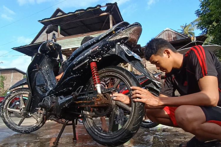 Galang Dana Kemerdekaan, Pemuda Polman Buka Jasa Cuci Motor *** Local Caption *** Galang Dana Kemerdekaan, Pemuda Polman Buka Jasa Cuci Motor