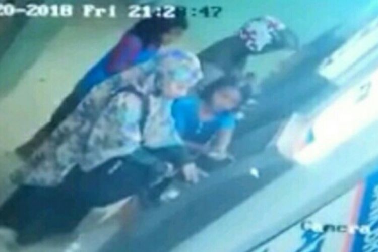 Aksi dua bocah belasan tahun memereteli uang nasabah di salah satu ATM di Kota Makassar.